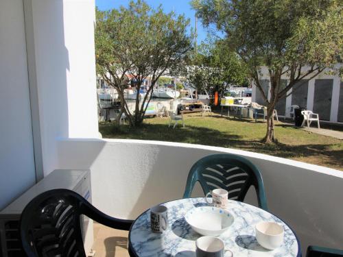 Planta Baja con Jardín, Amarre, y Parking en Zona Tranquila de Roses - ES-258-46