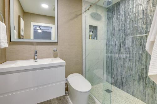een badkamer met een toilet en een glazen douche bij Upscale Condo - 2 Blocks to Riviera Beach! in West Palm Beach