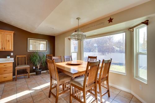 Кухня или мини-кухня в North Salt Lake Vacation Rental 7 Mi to Downtown
