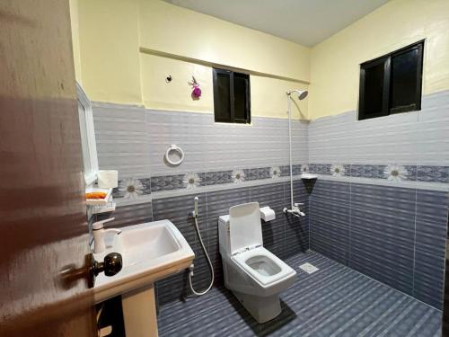 La salle de bains est pourvue de toilettes et d'un lavabo. dans l'établissement Hotel 7 DHA, à Karachi