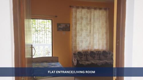 ein Schlafzimmer mit einem Bett, einem Fenster und einem Stuhl in der Unterkunft Yago's Hideout in Bogmalo Beach