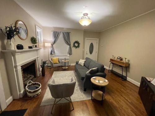 - un salon avec un canapé et une cheminée dans l'établissement The Cozy Budget - Room near Liberty!, à Lynchburg