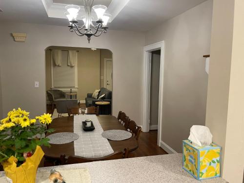 - une salle à manger et un salon avec une table à manger dans l'établissement The Cozy Budget - Room near Liberty!, à Lynchburg