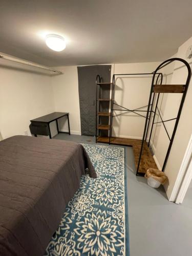 - une chambre avec un lit, une échelle et un tapis dans l'établissement The Cozy Budget - Room near Liberty!, à Lynchburg