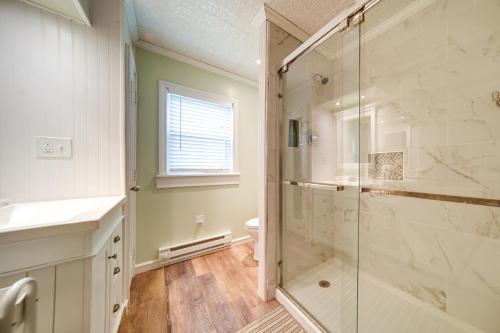bagno con doccia in vetro e servizi igienici di North Jackson Vacation Rental with Wraparound Deck! 
