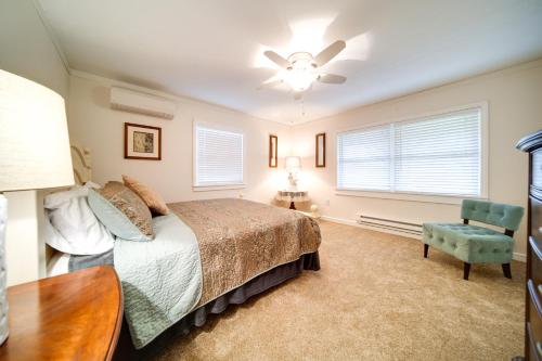 una camera con letto e ventilatore a soffitto di North Jackson Vacation Rental with Wraparound Deck! 