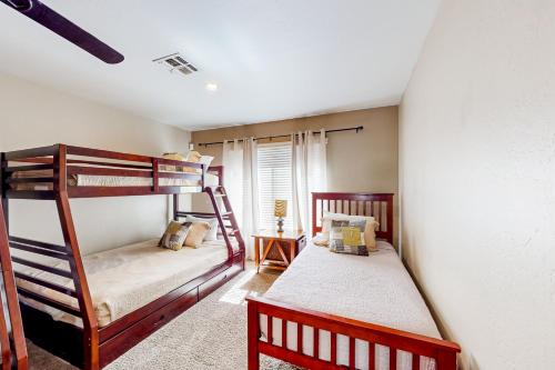 Двухъярусная кровать или двухъярусные кровати в номере Villa in the Sun