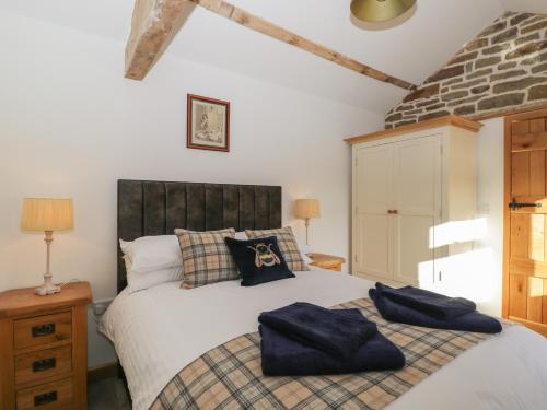 1 dormitorio con 1 cama con 2 toallas en Keepers Barn en Worcester