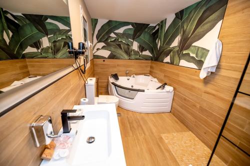 uma casa de banho com 2 lavatórios e uma banheira em Hotel Monasterio Granada - Adults Only em Granada