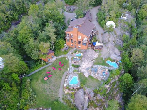 eine Luftansicht eines Hauses auf einem Berg in der Unterkunft Éco Spa Highland in Grenville-sur-la-Rouge