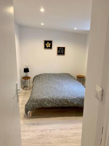 une chambre avec un lit dans une pièce blanche dans l'établissement Plain-pied à Berck-Plage - Commerces et plage à quelques pas, à Berck-sur-Mer