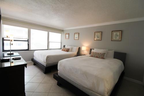 Een bed of bedden in een kamer bij 2/2 with Balcony, Direct Beach Access Resort Style Condo w/ 2 pools, jacuzzi