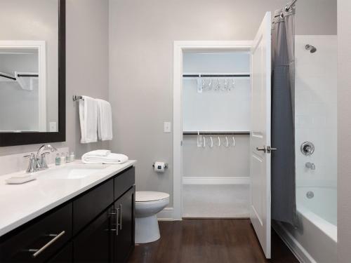 Ένα μπάνιο στο AVE Las Colinas - Short Stay Furnished Apartment