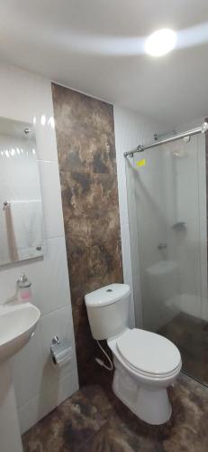 ein Bad mit einem WC und einem Waschbecken in der Unterkunft Casa Frasser in Honda