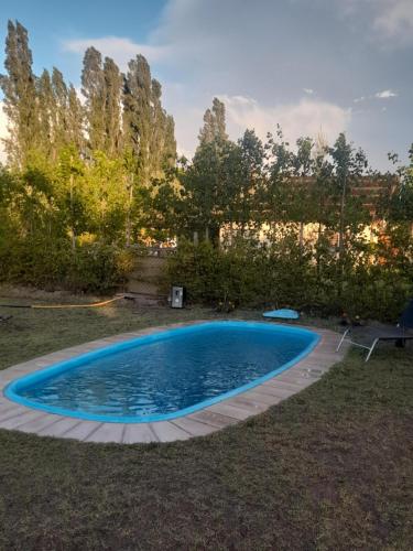 ein großes Schwimmbad in einem Hof mit Bäumen in der Unterkunft cabañas oliv- san rafael-mendoza in San Rafael