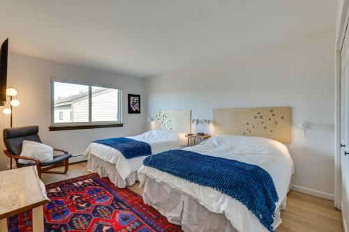 ein Schlafzimmer mit zwei Betten, einem Stuhl und einem Fenster in der Unterkunft Walk to Winter Park Bus From Fraser Condo! in Fraser