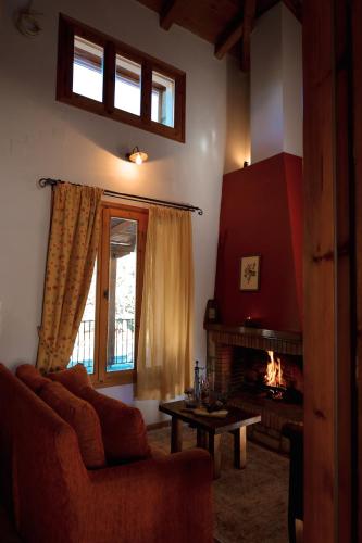 sala de estar con sofá y chimenea en Diminio 1 Whole House - Chalet, en Arachova
