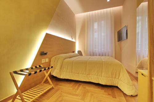 um quarto com uma cama e piso em madeira em Dreaming Rome Suites em Roma