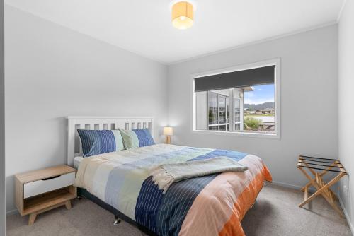 Habitación blanca con cama y ventana en Space on Spinifex - Mangawhal Heads Holiday Home, en Mangawhai