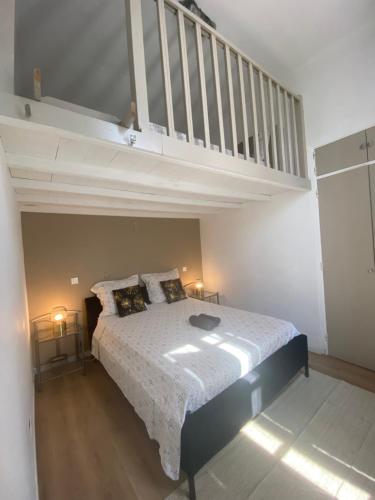 - une chambre avec un lit et une mezzanine dans l'établissement Joli appartement à 5 minutes du palais et plages, à Cannes