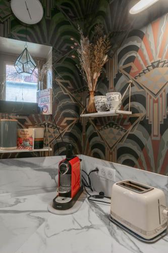 Un grille-pain est installé sur un comptoir dans une pièce. dans l'établissement Grande Maison Cusset - Maison de ville et Studio, à Cusset