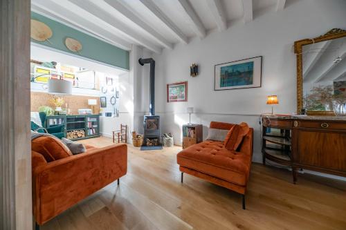 uma sala de estar com um sofá e uma cadeira em Grande Maison Cusset - Maison de ville - 3 chambres em Cusset