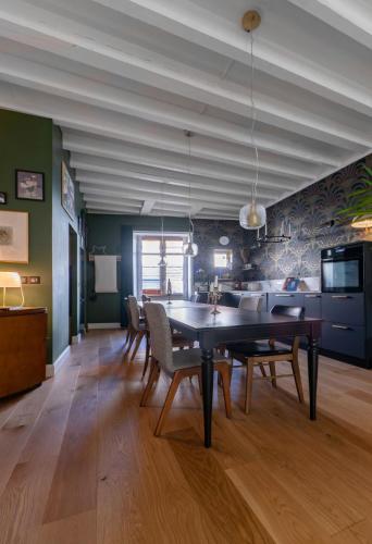 une salle à manger avec une table et des chaises dans l'établissement Grande Maison Cusset - Maison de ville et Studio, à Cusset