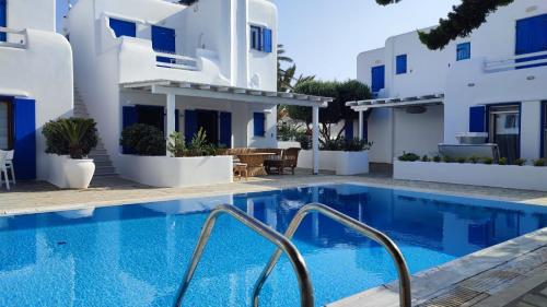 una villa con piscina di fronte a una casa di Capari Maisonette Mykonos Town Villa with Shared Pool a Mykonos Città