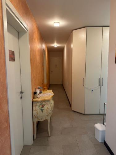 a hallway with a room with a table and cabinets at Affittacamere Mi Sueño, tranquillità nella natura in Martignacco