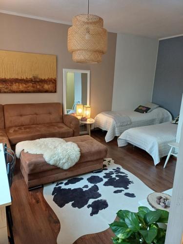 uma sala de estar com um sofá e um tapete em Meri-Porin lomakoti 