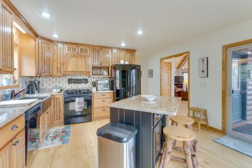 Η κουζίνα ή μικρή κουζίνα στο Spacious Murphy Retreat with Decks and Game Room!