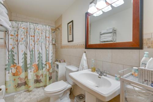 Ένα μπάνιο στο Spacious Murphy Retreat with Decks and Game Room!