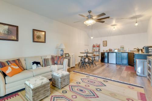 Χώρος καθιστικού στο Spacious Murphy Retreat with Decks and Game Room!