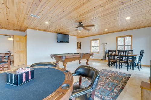 Μια τηλεόραση ή/και κέντρο ψυχαγωγίας στο Spacious Murphy Retreat with Decks and Game Room!