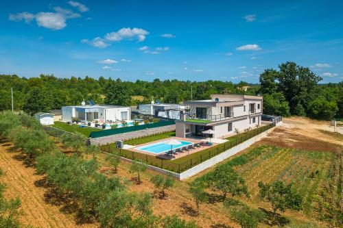 una vista aérea de una casa con piscina en Luxury Villa Artsi with pool in Istria, en Svetvinčenat