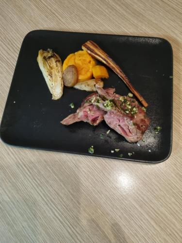 Makanan di atau berdekatan hotel