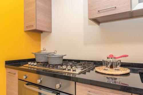 Kuchyň nebo kuchyňský kout v ubytování Sima 2 BR Apt in Tilal El Fanar