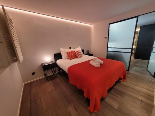 ein Schlafzimmer mit einem Bett mit einem ausgestopften Tier darauf in der Unterkunft luxe en authenticiteit in Antwerpen