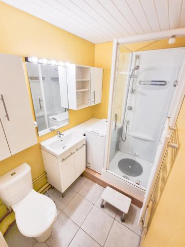 La salle de bains est pourvue d'un lavabo et d'une douche. dans l'établissement T2 Mer 50m avec Clim, jardin et garage, à Bormes-les-Mimosas