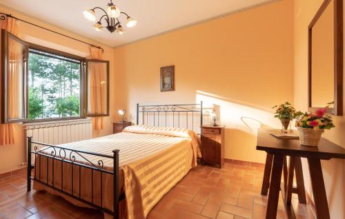 ValfabbricaにあるAgriturismo Le Dolci Collineのベッドルーム1室(ベッド1台、テーブル、窓付)