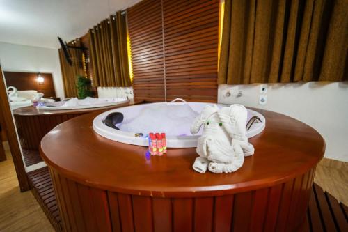 a bathroom with a bath tub with an elephant towel at Marruá Hotel in Bonito