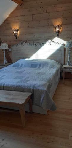 ein Schlafzimmer mit einem großen Bett in einer Hütte in der Unterkunft Appartement 1er étage duplex in Briançon