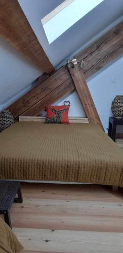 Bett in einem Zimmer mit Dach in der Unterkunft Appartement 1er étage duplex in Briançon