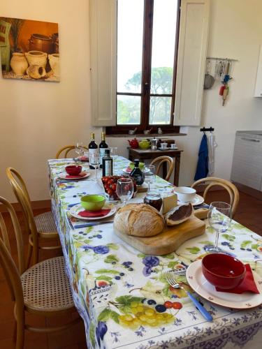 une table avec un tissu de table et de la nourriture dans l'établissement Casa le Rondini Toscana, à Bucine