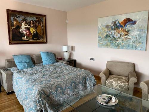 um quarto com uma cama e um quadro na parede em studio luxueux em Palau-Saverdera