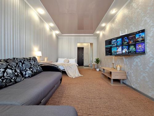 un soggiorno con un divano e un tavolo di Велике ліжечко на Садовому. Мережа Alex Apartments. Цілодобове безконтактне заселення a Poltava