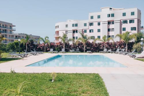 Elephant by Wanderlust Madeira - 2BR Apartment with Terrace, side Sea View and pool access