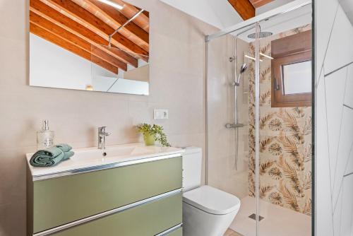 łazienka z toaletą, umywalką i prysznicem w obiekcie Villa Joan - PlusHolidays w mieście Calpe