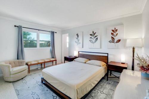 ein Schlafzimmer mit einem Bett, einem Sofa und einem Stuhl in der Unterkunft Boho Villa 10 mins from Siesta in Sarasota