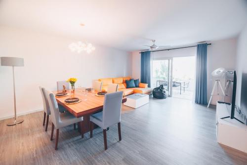 Elephant by Wanderlust Madeira - 2BR Apartment with Terrace, side Sea View and pool access
